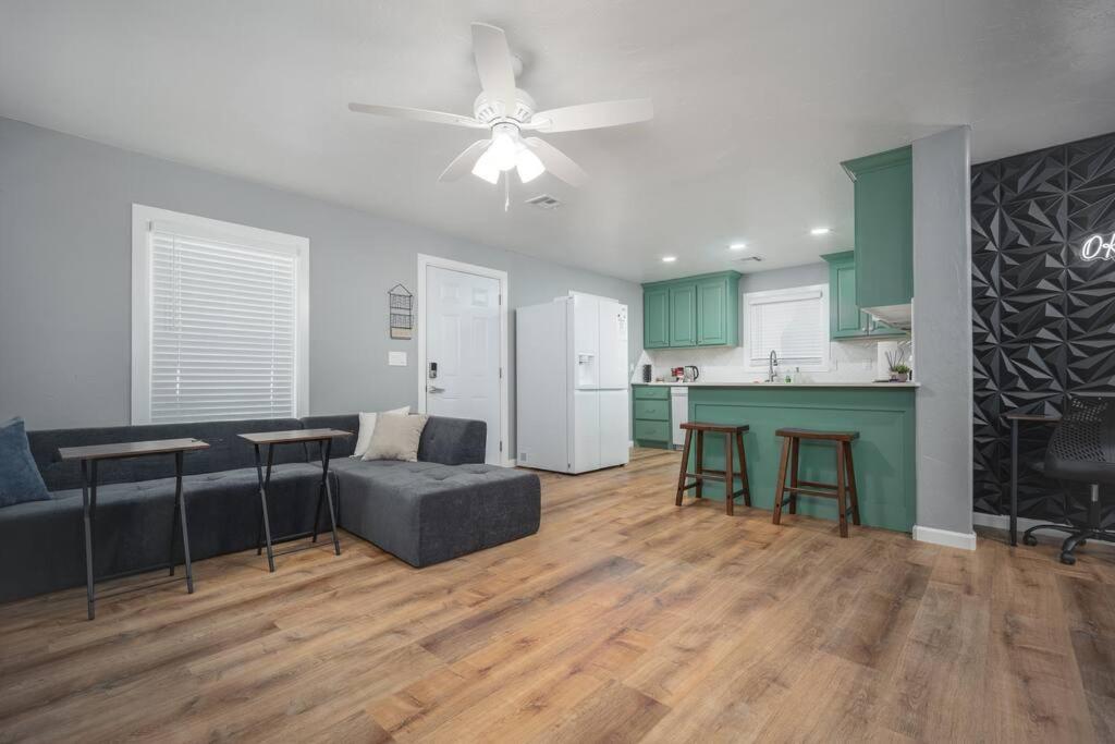 Okc Casita - Newly Remodeled, Modern 2 Bedroom - Family And Pet Friendly Hot Tub *