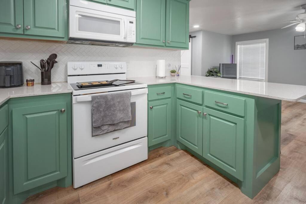 Okc Casita - Newly Remodeled, Modern 2 Bedroom - Family And Pet Friendly Hot Tub *
