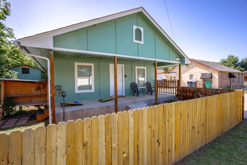 Casa vacanze Okc Casita - Newly Remodeled, Modern 2 Bedroom - Family And Pet Friendly Hot Tub