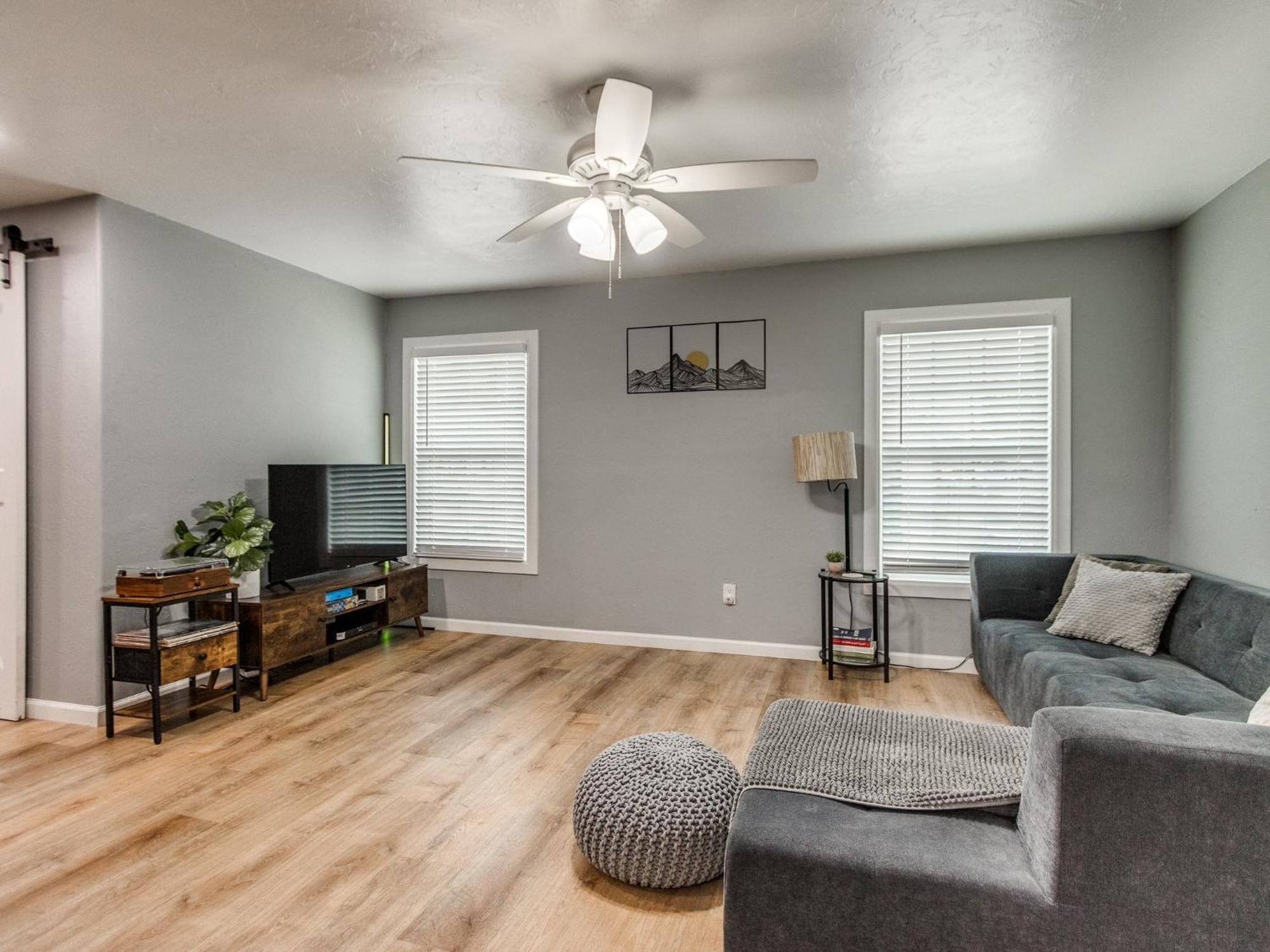Okc Casita - Newly Remodeled, Modern 2 Bedroom - Family And Pet Friendly Hot Tub * Oklahoma City