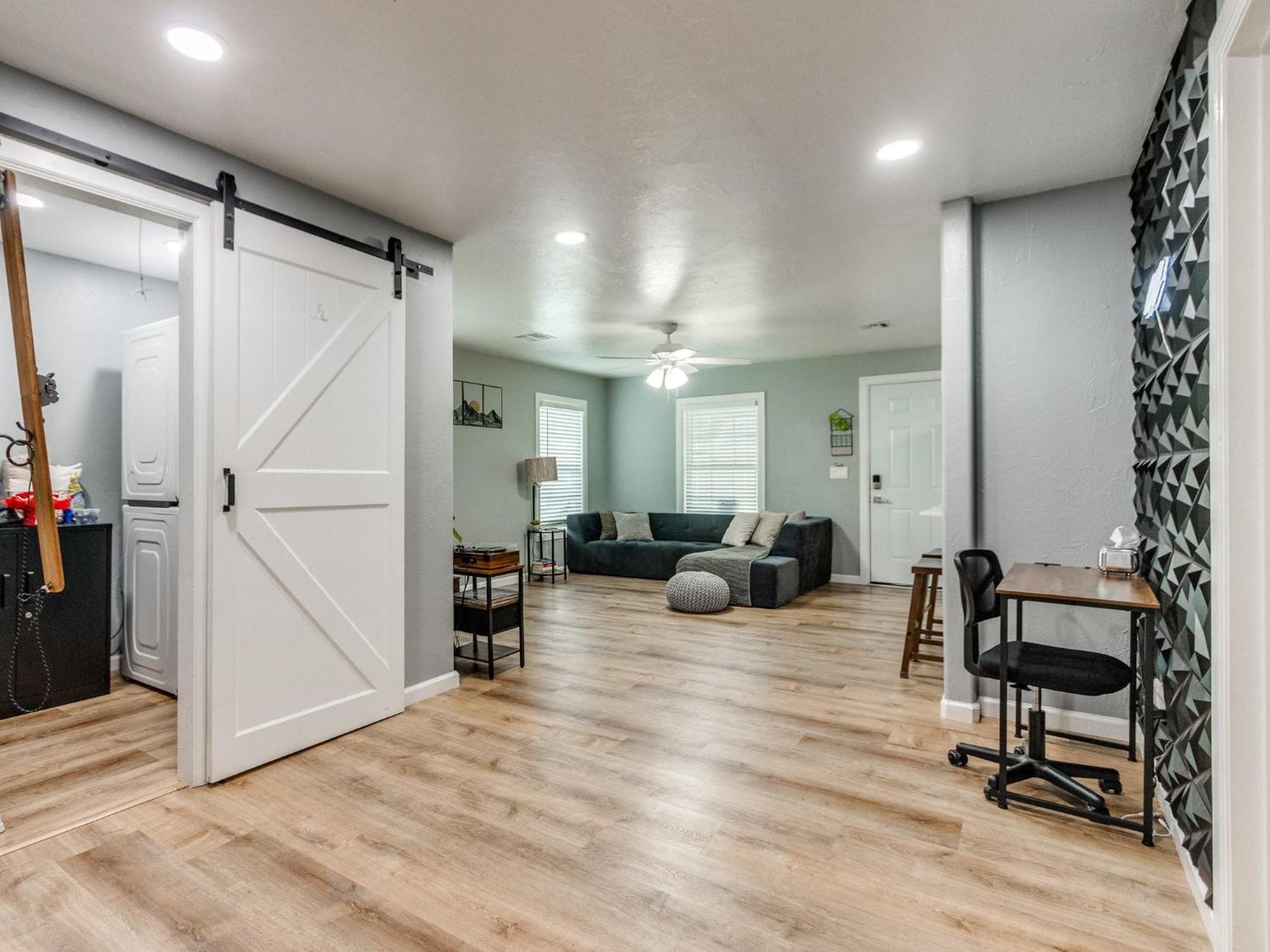 Okc Casita - Newly Remodeled, Modern 2 Bedroom - Family And Pet Friendly Hot Tub * Oklahoma City
